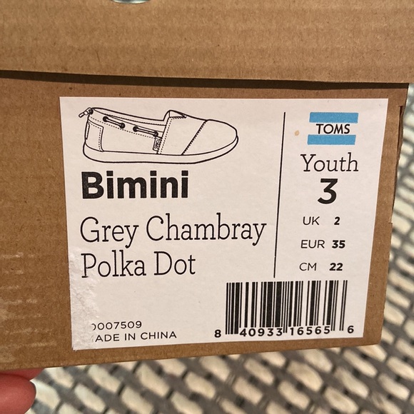 BRAND NEW! Toms Shoes. Youth 3 slip on shoes. - Picture 6 of 6